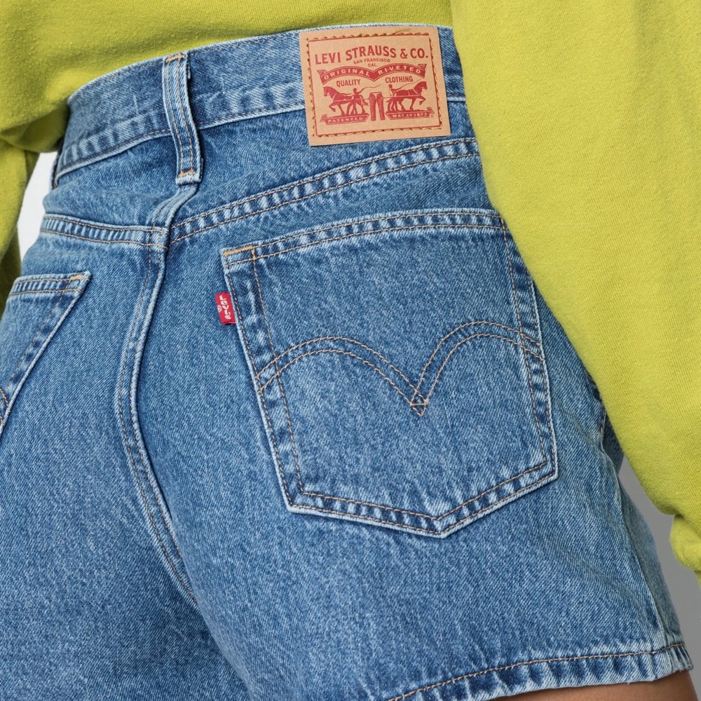 Vintage high waisted Levi’s shorts. Size small. Good condition.
